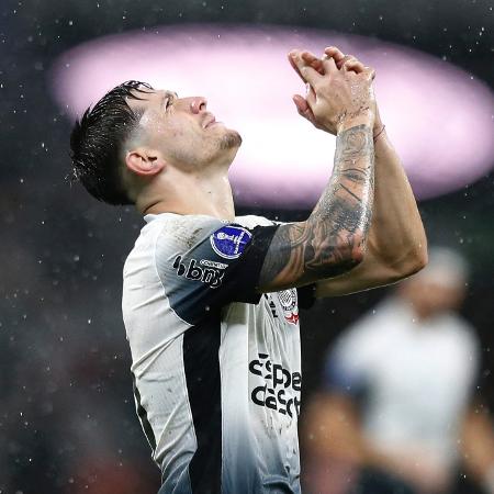 Rodrigo Garro se lamenta durante jogo entre Corinthians e Racing pela Sul-Americana