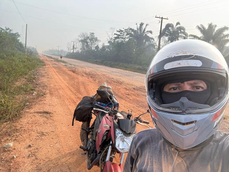 Patrick de Souza, torcedor do Botafogo, em viagem de moto