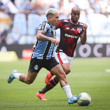 Soteldo e Lucas Moura em ação durante jogo entre Grêmio e São Paulo pelo Brasileirão