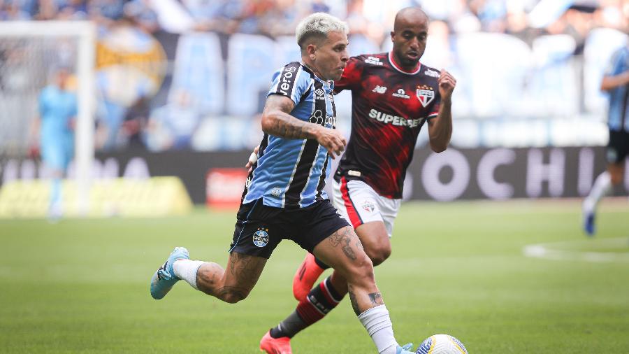 Soteldo e Lucas Moura em ação durante jogo entre Grêmio e São Paulo pelo Brasileirão