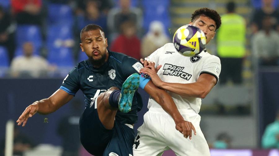 Rondón, do Pachuca, e Adryelson, do Botafogo, durante jogo da Copa Intercontinental