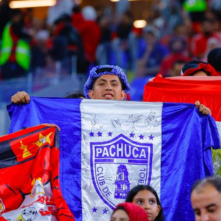 Torcedor solitário do Pachuca em meio ao mar vermelho de torcedores do Al Ahly