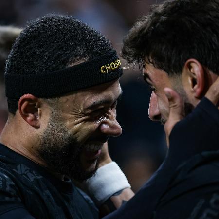 Memphis Depay comemora com Yuri Alberto após marcar pelo Corinthians contra o Vasco, pelo Brasileirão - Fabio Gianneli/Agif