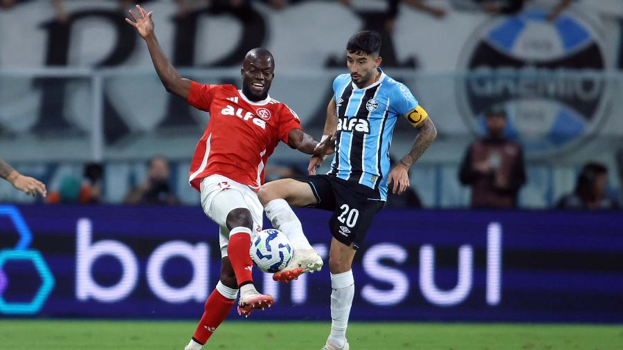Enner Valencia e Villasanti em ação durante jogo entre Grêmio e Internacional no Brasileirão Enner Valencia e Villasanti em ação durante jogo entre Grêmio e Internacional no Brasileirão