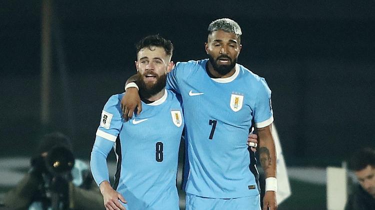 Aguirre (à direita) comemora gol do Uruguai sobre a Venezuela em duelo das Eliminatórias Aguirre (à direita) comemora gol do Uruguai sobre a Venezuela em duelo das Eliminatórias
