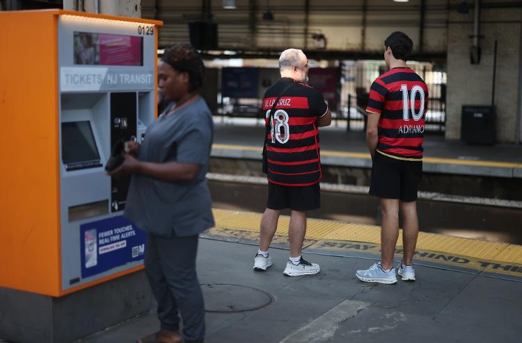 Torcedores do Flamengo na Newark-Penn Station antes de jogo do Mundial de Clubes Torcedores do Flamengo na Newark-Penn Station antes de jogo do Mundial de Clubes