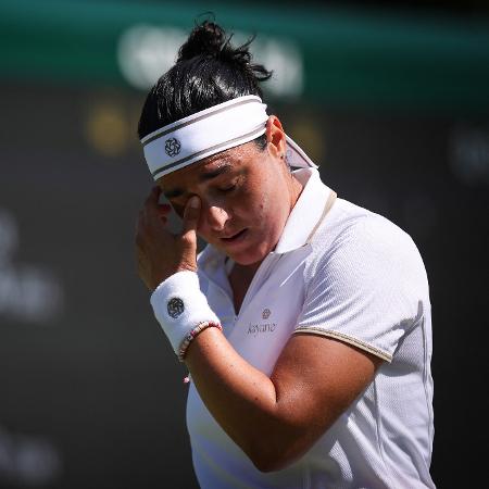 Ons Jabeur foi às lágrimas após passar mal em quadra na estreia de Wimbledon Ons Jabeur foi às lágrimas após passar mal em quadra na estreia de Wimbledon