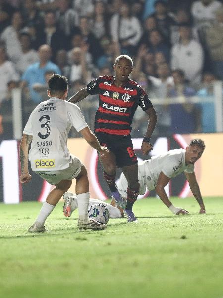 Wallace Yan, do Flamengo, durante duelo com o Santos, pelo Brasileiro