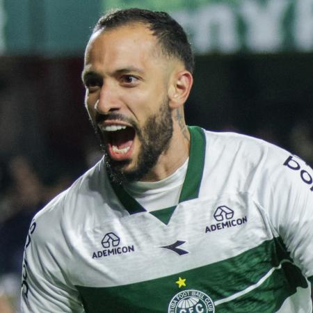 Rodrigo Rodrigues comemora gol marcado pelo Coritiba na Série B do Brasileirão