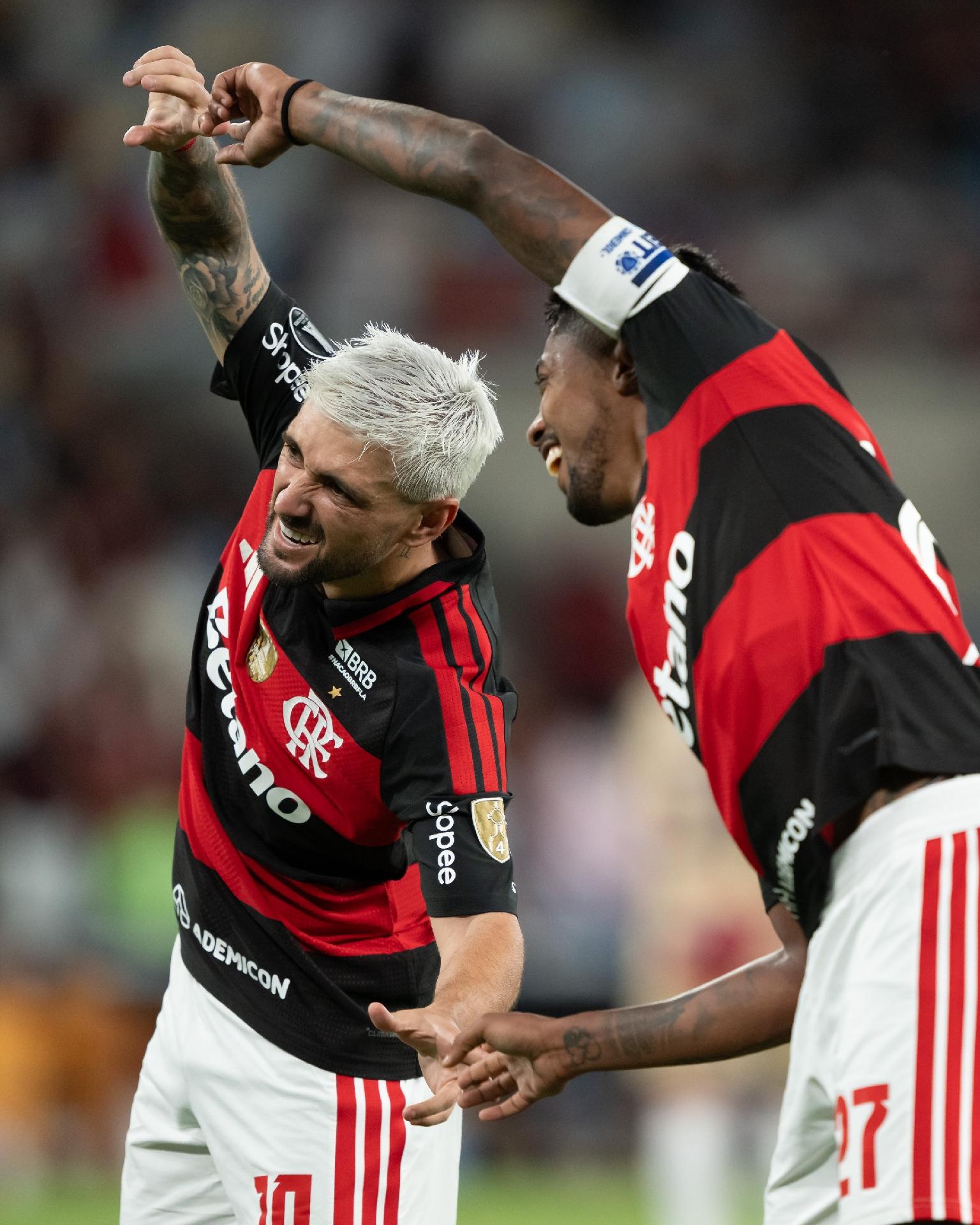 Arrascaeta comemora gol do Flamengo com Bruno Henrique, no jogo contra o Independiente Medellin - undefined