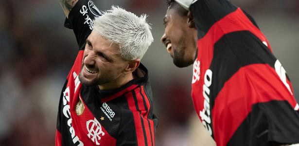 Flamengo goleia Medellín com brilho de geração 2019 e vira líder do Grupo A