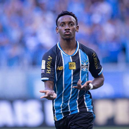 Gabriel Mec comemora primeiro gol como profissional do Grêmio