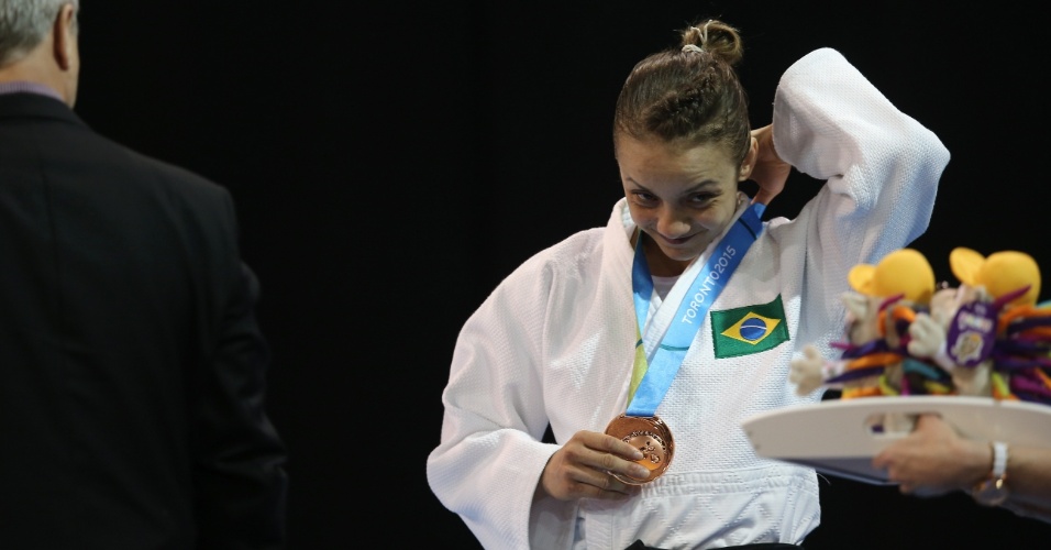 Nathália Brígida recebe a medalha de bronze no judô nos Jogos Pan-Americanos de Toronto