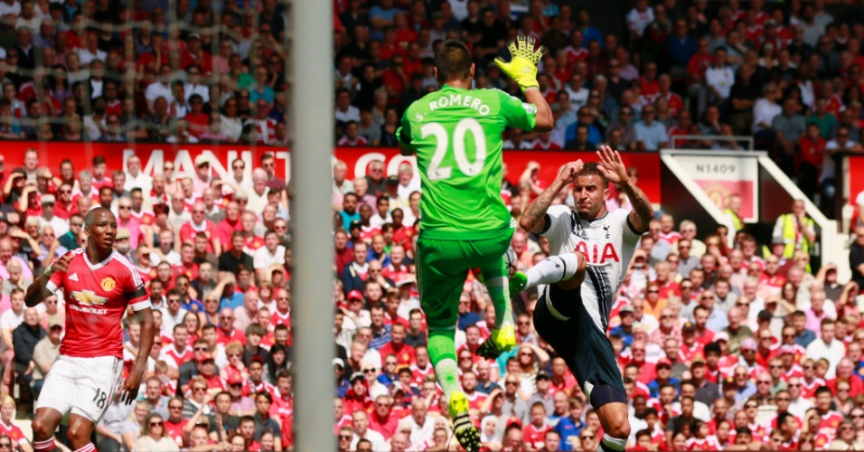 Walker divide bola com o goleiro Sergio Romero, do Manchester