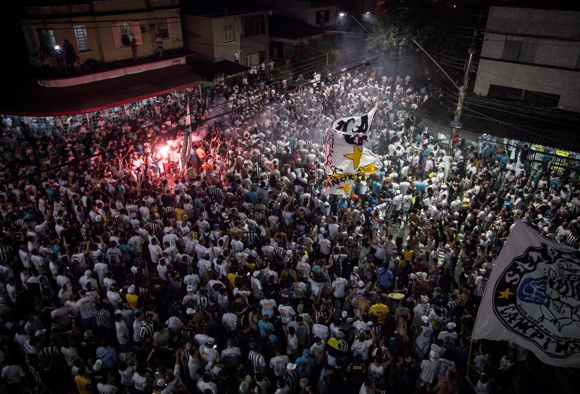 Panorama mostra quarteirão da Vila Belmiro cerca de uma hora antes do início do confronto entre Santos e Palmeiras - Ricardo Nogueira / Folhapress
