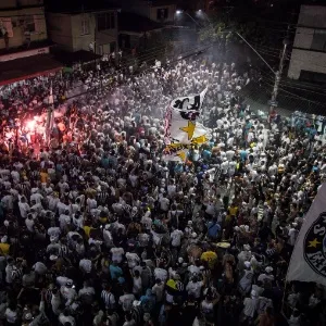 Panorama mostra quarteirão da Vila Belmiro cerca de uma hora antes do início do confronto entre Santos e Palmeiras - Ricardo Nogueira / Folhapress