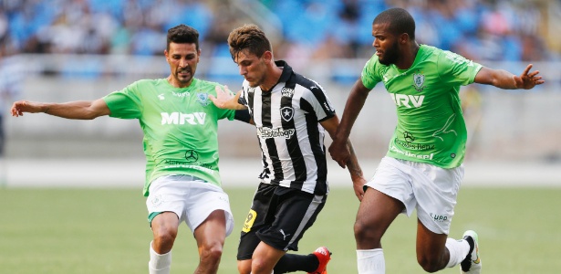 Jovem atacante Luis Henrique (c) tenta puxar ataque para o Botafogo no Engenhão - Daniel Ramalho/AGIF
