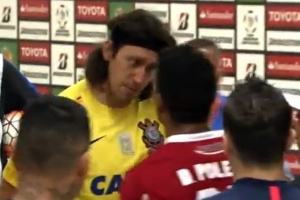 Cássio discute com Polenta, durante a partida entre Corinthians e Nacional - Reprodução/TV Globo - Reprodução/TV Globo