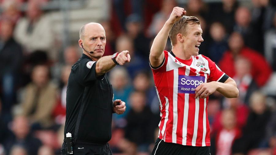 Árbitro Mike Dean marca pênalti em partida do Southampton contra o United, no Campeonato Inglês - Reuters / John Sibley Livepic