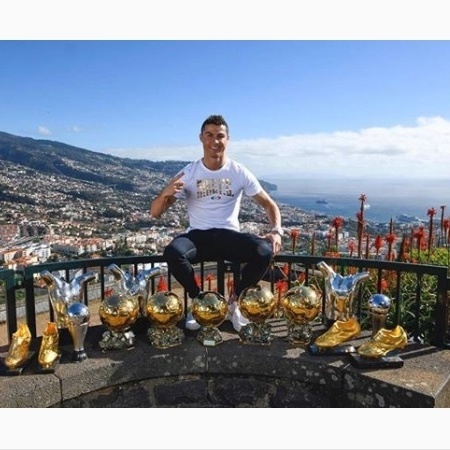 Cristiano Ronaldo posa com troféus e prêmios conquistados. Falta o Ding Dong - Reprodução/Instagram