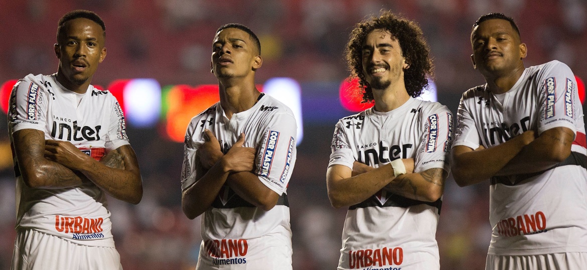 Jogadores do São Paulo comemoram gol contra o CRB; banco Inter comemora quadruplicação da carteira de clientes - Daniel Vorley/AGIF