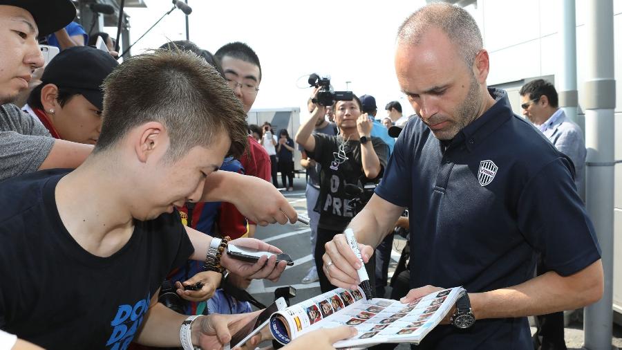 Andrés Iniesta dá autógrafo a fã na chegada ao Aeroporto Internacional de Kansai - Jiji Press/AFP