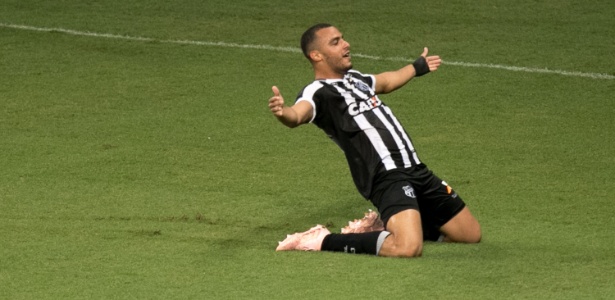 Arthur comemora gol do Ceará sobre o Cruzeiro; jogador deve voltar a ser titular - Pedro Vale/AGIF