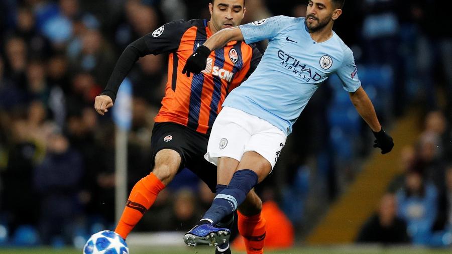 Mahrez encara a marcação de Ismaily na partida entre Manchester City e Shakhtar Donetsk - REUTERS/Darren Staples