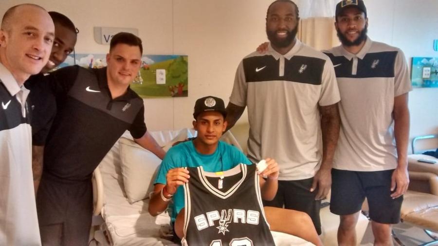 DeJuan Blair e Josh Huestis, do Austin Spurs, foram ao hospital visitar Francisco Dyogo, atleta do Flamengo - @Flamengo/Twitter