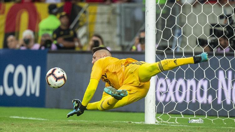 Diego Alves, do Flamengo, defende p&ecirc;nalti contra o Emelec - Alexandre Vidal e Marcelo Cortes/Flamengo