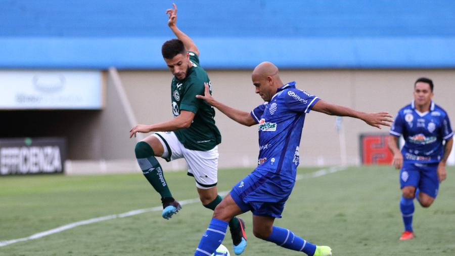 CSA do lateral Carlinhos perdeu do Goiás na última rodada do Brasileirão - Heber Gomes/AGIF