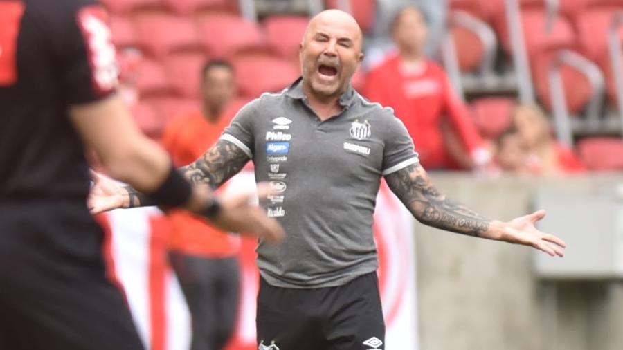 Jorge Sampaoli, técnico do Santos, reclama com a arbitragem em jogo contra o Internacional - Ivan Storti/Santos FC