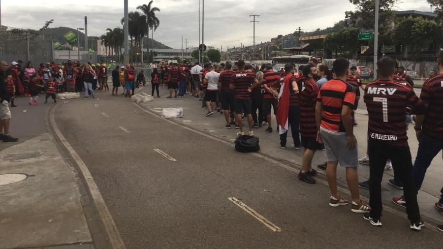 Torcedores do Flamengo formam fila para entrar no Maracanã quatro horas antes do jogo - Caio Blois / UOL