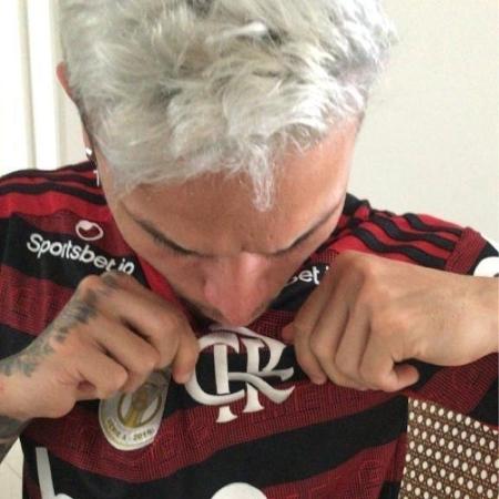 Foto de Artur, do Bahia, beijando escudo de camisa do Flamengo - Reprodução