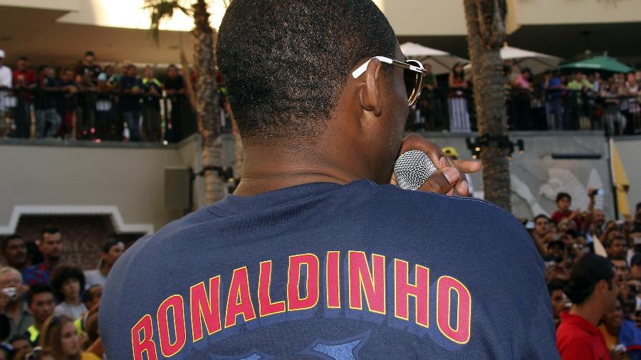 Kobe Bryant veste camiseta de Ronaldinho durante evento em Hollywood - Frederick M. Brown/Getty Images