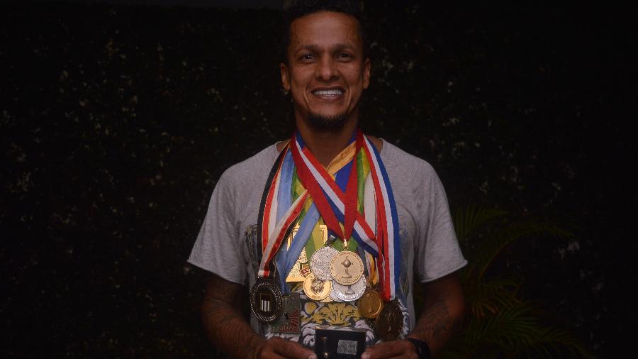 Todo o peso das medalhas de Souza, agora a serviço do Murici, líder do Alagoano  - Bruno Fernandes/UOL