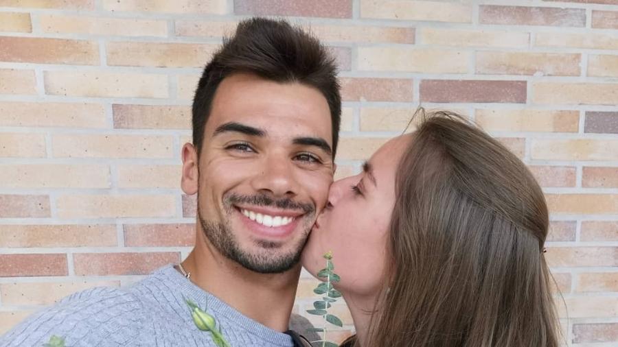 O piloto português de MotoGP Miguel Oliveira pede a irmã de criação, Andreia Pimenta, em casamento - Reprodução/Instagram/Miguel Oliveira