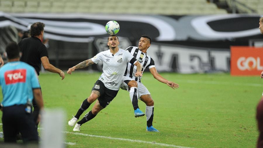 Alison disputa bola na lateral durante o jogo do Santos contra o Ceará - Samuel Andrade/Santos FC