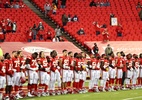 Torcida vaia ação contra o racismo no jogo de abertura da temporada da NFL - JAMIE SQUIRE / GETTY IMAGES NORTH AMERICA / AFP