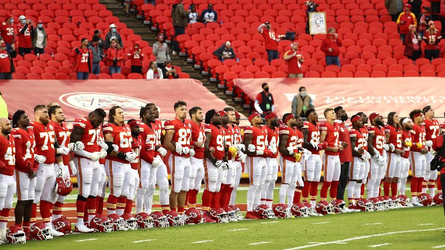 Jogadores dos Chiefs fazem ato pedindo igualdade racial na NFL - JAMIE SQUIRE / GETTY IMAGES NORTH AMERICA / AFP