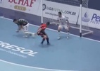 Liga Futsal: lance curioso divide jogadores entre golaço e frango; assista - Reprodução