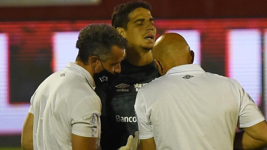 Alan Aguerre é atendido por médicos do Newell"s após dividida em que machucou o cotovelo - Luciano Bisbal/Getty Images