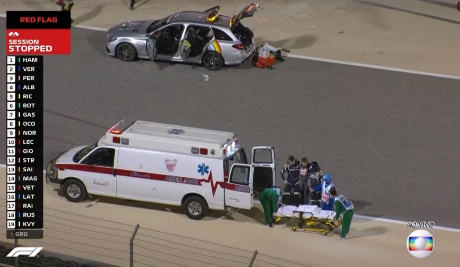 Grosjean foi direcionado ao centro médico e conseguia andar, mas com dificuldades - Reprodução/TV Globo