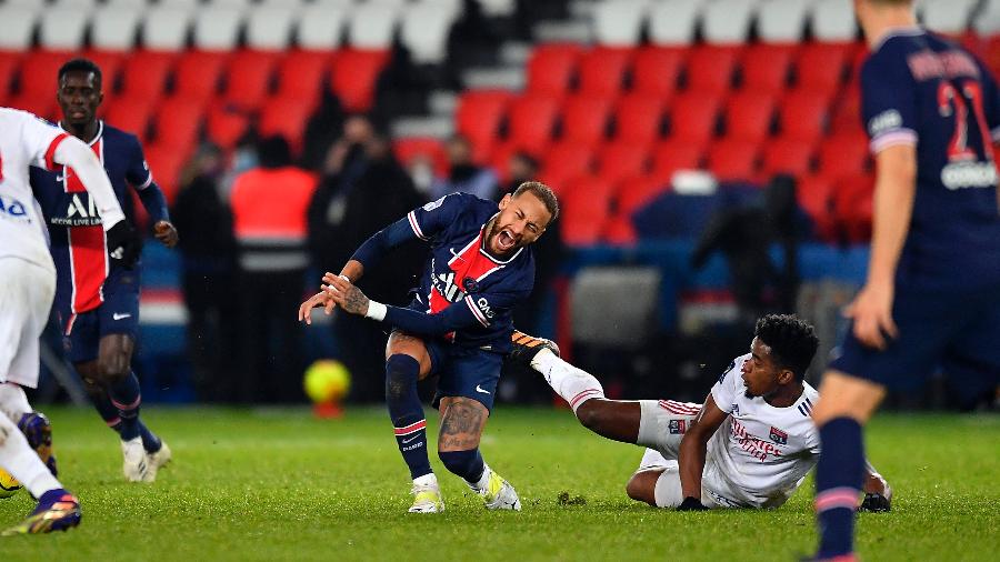 Thiago Mendes acerta Neymar em lance que machucou o astro do PSG no último domingo - Aurelien Meunier - PSG/PSG via Getty Images