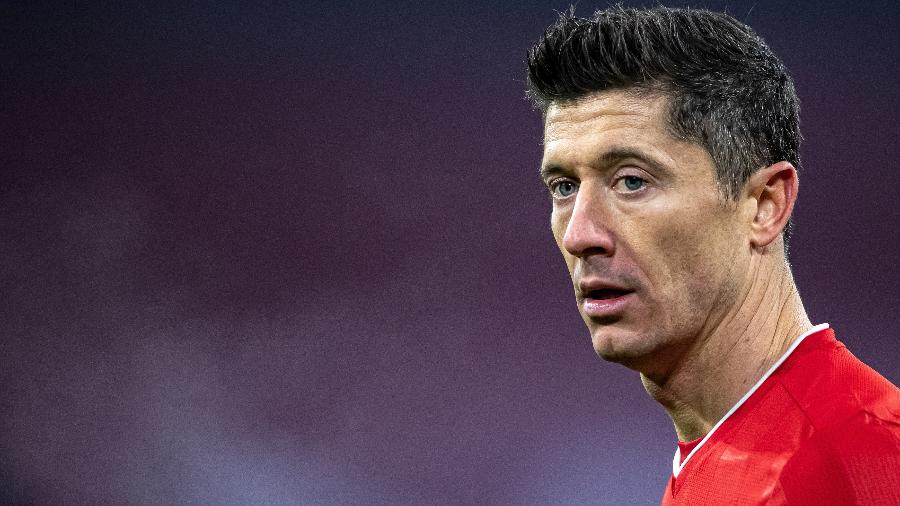 Robert Lewandowski em ação durante partida do Bayern de Munique no Campeonato Alemão 2020-21 - Simon Hofmann/Bundesliga/Bundesliga Collection via Getty Images