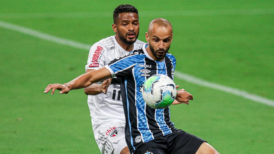 Reinaldo e Thaciano disputam jogada durante Grêmio x São Paulo na Copa do Brasil - Fernando Alves/AGIF