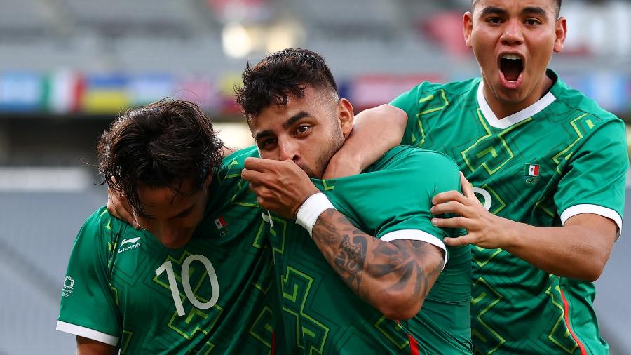 Jogadores do México comemoram gol marcado diante da França, em jogo válido pelo Grupo A das Olimpíadas - Edgar Su/Reuters