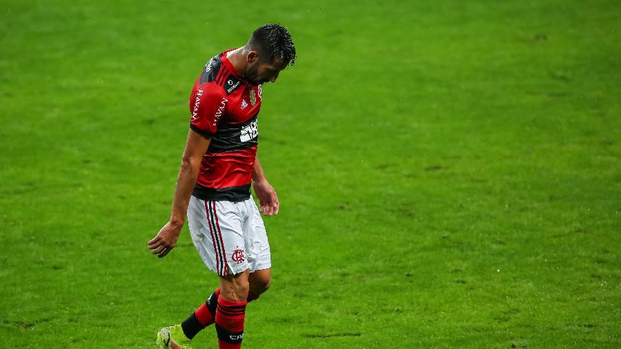 Isla saindo de campo após ser expulso na partida entre Grêmio e Flamengo - Pedro H. Tesch/AGIF