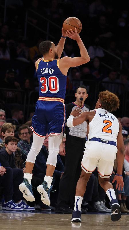 Stephen Curry se torna o primeiro jogador a atingir a marca de 3.000 bolas  de três pontos na NBA