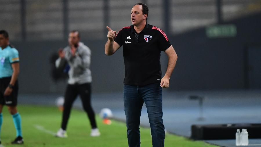 Rogério Ceni orienta jogadores do São Paulo, na partida diante do Ayacucho, pela Copa Sul-Americana - Staff Images / CONMEBOL